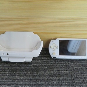 Z☆SONY PSP ホワイト本体 PSP-1000 スタンドセット ソニー 携帯ゲーム機 動作OKの画像1