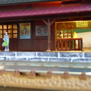のどかな田舎の駅の風景 駅舎内が点灯 展示用 ジオラマ (ケース付) の画像6