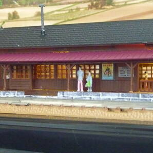 のどかな田舎の駅の風景 駅舎内が点灯 展示用 ジオラマ (ケース付) の画像9