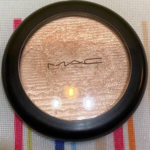 MAC ダブルグリーム　残量9割〜 ★ エクストラディメンション スキンフィニッシュ 艶肌 （税込）¥5.610 ※値引き不可