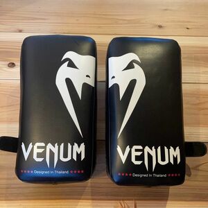 VENUM キックミット