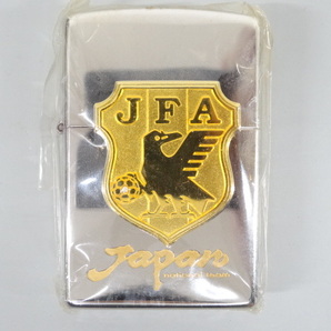 新品 未使用品 2001年製 ZIPPO ジッポ JFA 日本サッカー協会 立体 メタル貼り プラチナ仕上げ ダイヤ入り シルバー 銀 ライター USAの画像2