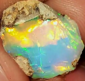 天然オパール原石　Ethiopian Opal Stone Weight 7.00 CTS　tone size 14X13X8 mm 原石 　no2