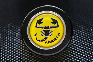 ★MOMOホーンボタン ・ABARTH アバルト　used品★