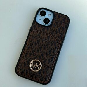 iPhone15用 モノグラム カードホルダー付き ケースカバー ブラウン MICHAEL KORS マイケルコース