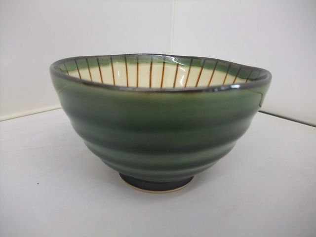 日本製 美濃焼 織部内筋 飯碗 手描き 大 茶碗 11.5cm 味わい深い色合い, 食器, 和食器, 飯碗