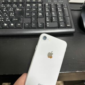 iPhone8 64 SIM Free バッテリー80% 利用制限無し 後ろ側に割れ有 動作可能の画像7