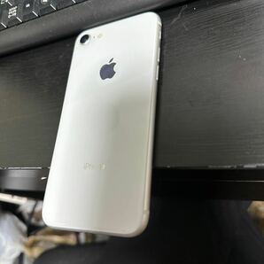 iPhone8 64 SIM Free バッテリー80% 利用制限無し 後ろ側に割れ有 動作可能の画像9