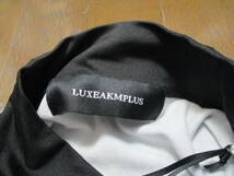 ☆LUXE AKM PLUS/リュクスエイケイエムプラス☆未使用 裾ロゴ総柄モックネック長袖Tシャツ サイズ：M ゴルフ トレーニング ジム おしゃれ_画像6