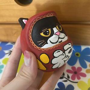 招き猫 だるま 置物 フィギュア 貯金箱 はちわれ 手描きイラスト ゆるきゃら かわいい 赤 レッド 日本の画像3