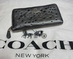 ◆COACH コーチ◆ロゴ付き メタリックレザー スタッズ付き ラウンド長財布