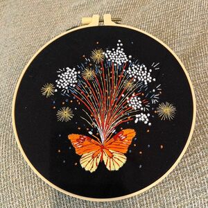 刺繍　フランス刺繍　ハンドメイド　刺繍フレーム　 壁飾り 壁掛け　花火　蝶