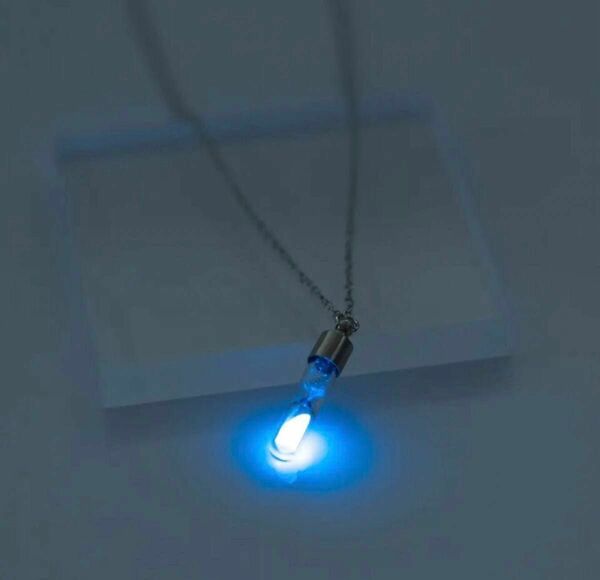 蓄光　光る　ネックレス　スティック　ブルー　青　シルバー　夜光　砂時計　ガラス　レディース
