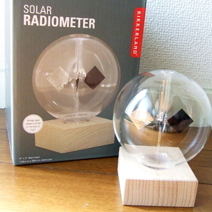 新品☆kikkerland☆くるくる回るソーラーラジオメーターSOLAR RADIOMETER ガラスukオブジェ太陽インテリア癒しキッカーランドusaアメリカの画像1