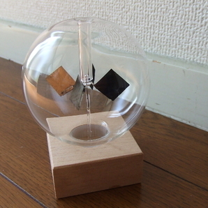 新品☆kikkerland☆くるくる回るソーラーラジオメーターSOLAR RADIOMETER ガラスukオブジェ太陽インテリア癒しキッカーランドusaアメリカの画像2