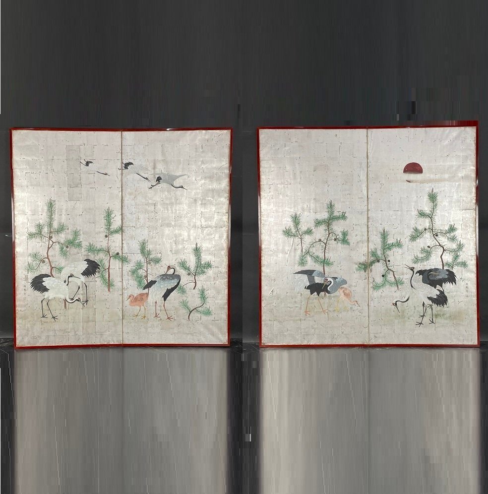[बायोबू-या] 37v गिंडई एनकोटोसाई शिलालेख द्वारा हस्तलिखित दो-पैनल वाली फोल्डिंग स्क्रीन जिसमें एक युवा देवदार के पेड़ और क्रेन के एक समूह को दर्शाया गया है ऊंचाई लगभग। 176 सेमी पेपरबैक फूल और पक्षी चित्रण क्रेनों का समूह जापानी पेंटिंग सिल्वर फोल्डिंग स्क्रीन, चित्रकारी, जापानी पेंटिंग, फूल और पक्षी, पक्षी और जानवर