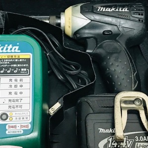 makita マキタ 充電式 インパクトドライバ TD132D 14.4V 黒 バッテリー2点BL1430充電器ケース付き稼働品動作確認済みインパクトドライバーの画像2