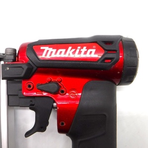 マキタ 高圧エアタッカ AT425HE 本体のみ ステープル幅4mm 赤 レッド 風量調整機能付エアダスタ makita △ DW1432の画像4