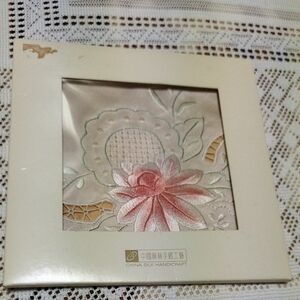 中国　汕頭　手刺繍　シルク　ハンカチ　30cm 未使用　花柄　SILK