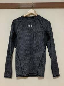 の1393 UNDER ARMOUR アンダーアーマー 長袖コンプレッションシャツ 長袖アンダーシャツ MD 総柄 網の目柄 ダークグレー ロゴプリント 