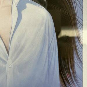 【た-4-158】120 鶴田一郎 『白いシャツ』額装 額縁付き 絵画 リトグラフ 複製 中古品の画像4