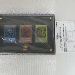 K1004 送料無料！ 遊戯王カードゲーム25周年記念商品「三幻神」スペシャルカードセット(ステンレス製) 箱潰れあり/極美品の画像1