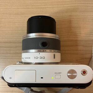 ●【美品】ニコン NIKON 1 J-1 / NIKKOR 10-30mm ホワイト/ミラーレス/一眼カメラ/バッテリー充電器付の画像2