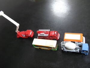 中古 TOMICA (トミカ) 　ミニカー13台セット まとめ　他、レール、コンテナなど備品あり