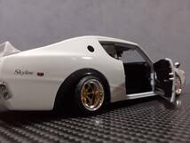 Maisto 1/24 日産スカイライン 2000GT-R (KPGC110) ケンメリ ホワイト カスタム改 ワタナベ 金_画像1