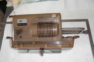 手回し計算器(日本計算器株式会社)HL-21稼働品　博物館貯蔵品珍品貴重品珍品です