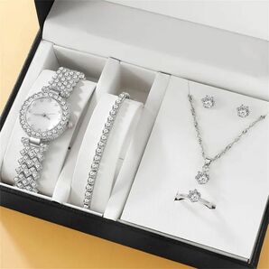 ピアス　ブレスレット　ネックレス　時計　指輪　リング　綺麗　キラキラ　ジュエリー 腕時計