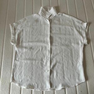 美品レディース　GU 白Tシャツ　白ブラウス　Lサイズ　古着　ノースリーブ　春 シャツ ホワイト　袖なしシャツ　タンクトップ