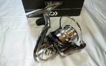 ★【回転良好・極美品】ダイワ最高級リール『18 イグジスト LT2500』～DAIWA 18 EXIST LT2500～♪付属品有り♪◇MADE IN JAPAN◇★_画像2