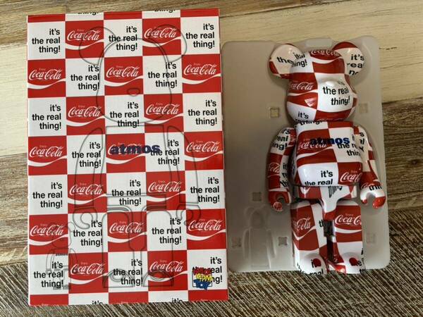 ★400%のみ★atmos × Coca-Cola CHECKERBOARD ベアブリック/BE@RBRICK 400%(メディコムトイ・フィギュア・アトモス・コカコーラ)