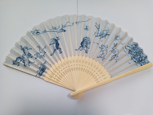 * season goods therefore! first come, first served *[* feeling of luxury equipped * birds and wild animals .. pattern fan cloth type 21. blue color ] frog ...... peace pattern summer fan bamboo man and woman use 