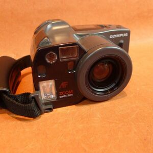 d★582 昭和レトロ OLYMPUS IZM300 コンパクトフィルムカメラ ZOOM 38-105mmF1.4.5-5.6/60