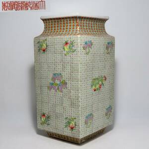 中国美術　大清乾隆年製　粉彩四方瓶　葡萄　桃　棕式瓶