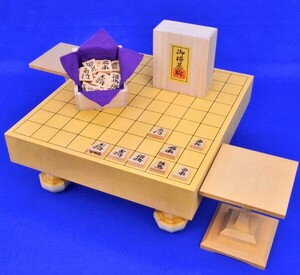 将棋セット　新かや2寸一枚板足付将棋盤セット(将棋駒黄楊特上彫錦旗書)【囲碁将棋専門店の将碁屋】