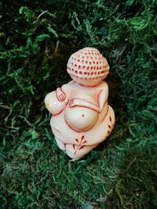 ヴィレンドルフの女神 Venus of Willendorf アカメ 紅 ヴィーナス遺跡古代お守り石器レプリカ浄化スピリチュアル呪物豊穣祈願幸運