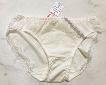 AMO'S STYLE BY Triumph　Mサイズ・ミルクホワイト花柄　ショーツ　アモスタイルレース　プライスタグカット品10207211-M015_画像1