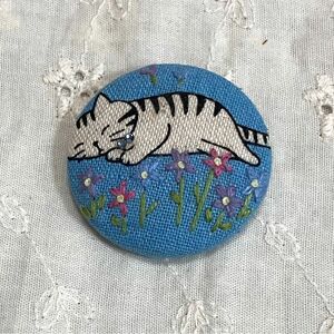 B69 ハンドメイド 刺繍 ブローチ　猫