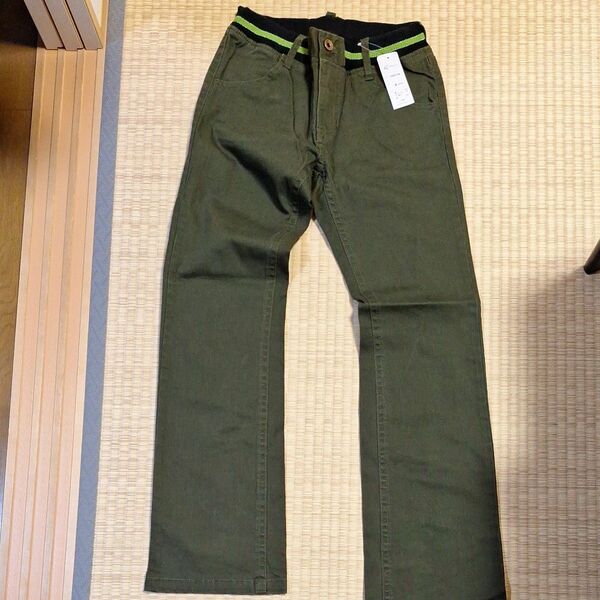 DEBUTTOJEANS　のカーキ色パンツ