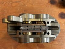 ブレンボ CNC Axial 36mm/32mm モノブロック レーシング 4ポットキャリパー チタンピストン チタンパッドピン 40mmピッチ 中古品_画像10