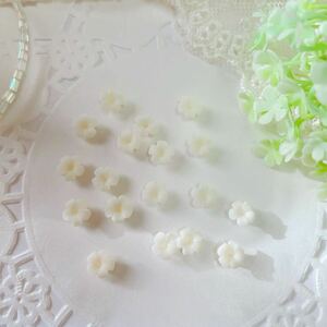 1 ハンドメイド ホワイト　小花　パーツ 素材 アクセサリー作り 材料　フラワー　樹脂粘土