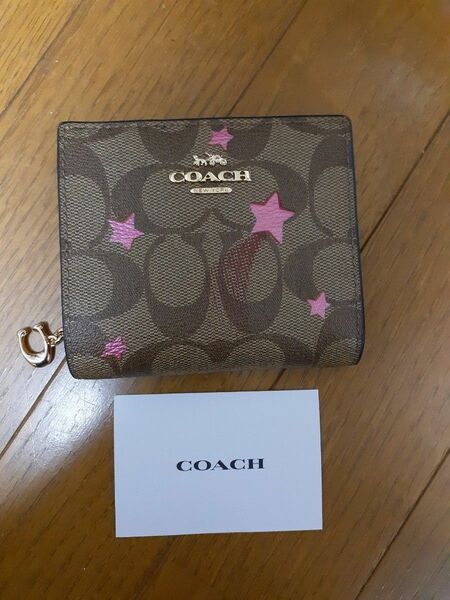 タイムセール！COACH 二つ折り財布coach 星柄　　Cチャーム付きコーチ財布