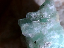 コロンビア　宝石質　エメラルド　緑柱石　母石付き　柱状結晶あります　定型外発送_画像1