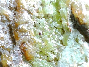 中国　緑鉛鉱　パイロモルファイト　クラスター　六角状結晶見られます　裏表結晶あります　定型外発送