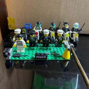 LEGO レゴ POLCE 街シリーズ ミニフィグ 警察官 バイク 小物 銃 トランシーバー 罪人 1990〜1995年ごろのもの 部品どり 写真の物が全て