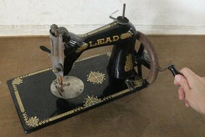 TB526 Lead READ small ... hand turning sewing machine * retro / objet d'art / display / rare / rare / hand around ./bro can to/ interior / old tool tag boat 