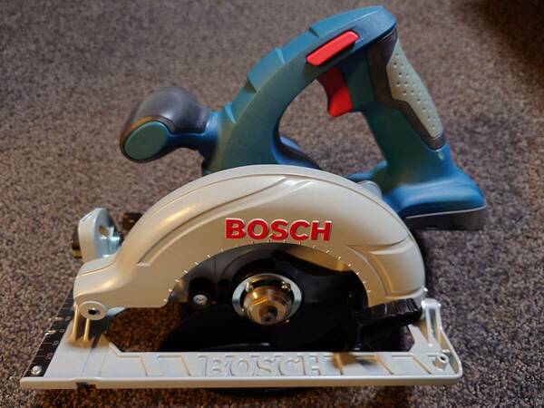 Bosch Professional(ボッシュ) 18Vコードレス丸のこ (本体のみ、バッテリー・充電器別売り) GKS18V-LIH